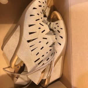 NWOT Earth’s Daylilly sandal